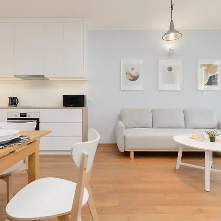 Cozy & Sunny For 4 Guests Kolejowa By Renters