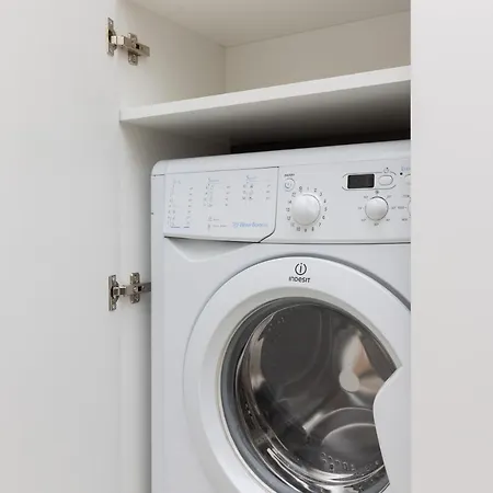 Cozy & Sunny For 4 Guests Kolejowa By Renters Varšava