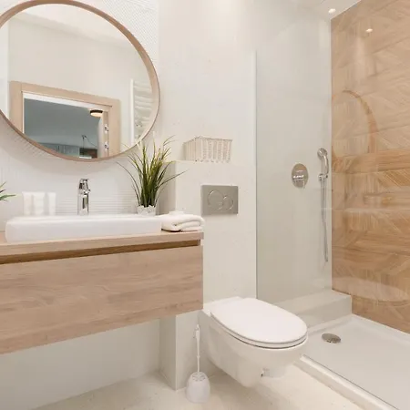 Cozy & Sunny For 4 Guests Kolejowa By Renters