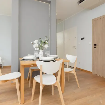 Cozy & Sunny For 4 Guests Kolejowa By Renters