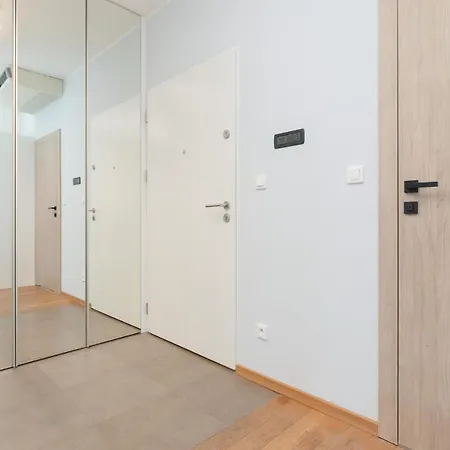 Cozy & Sunny For 4 Guests Kolejowa By Renters Warsaw