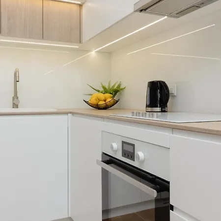 Cozy & Sunny For 4 Guests Kolejowa By Renters Warsaw